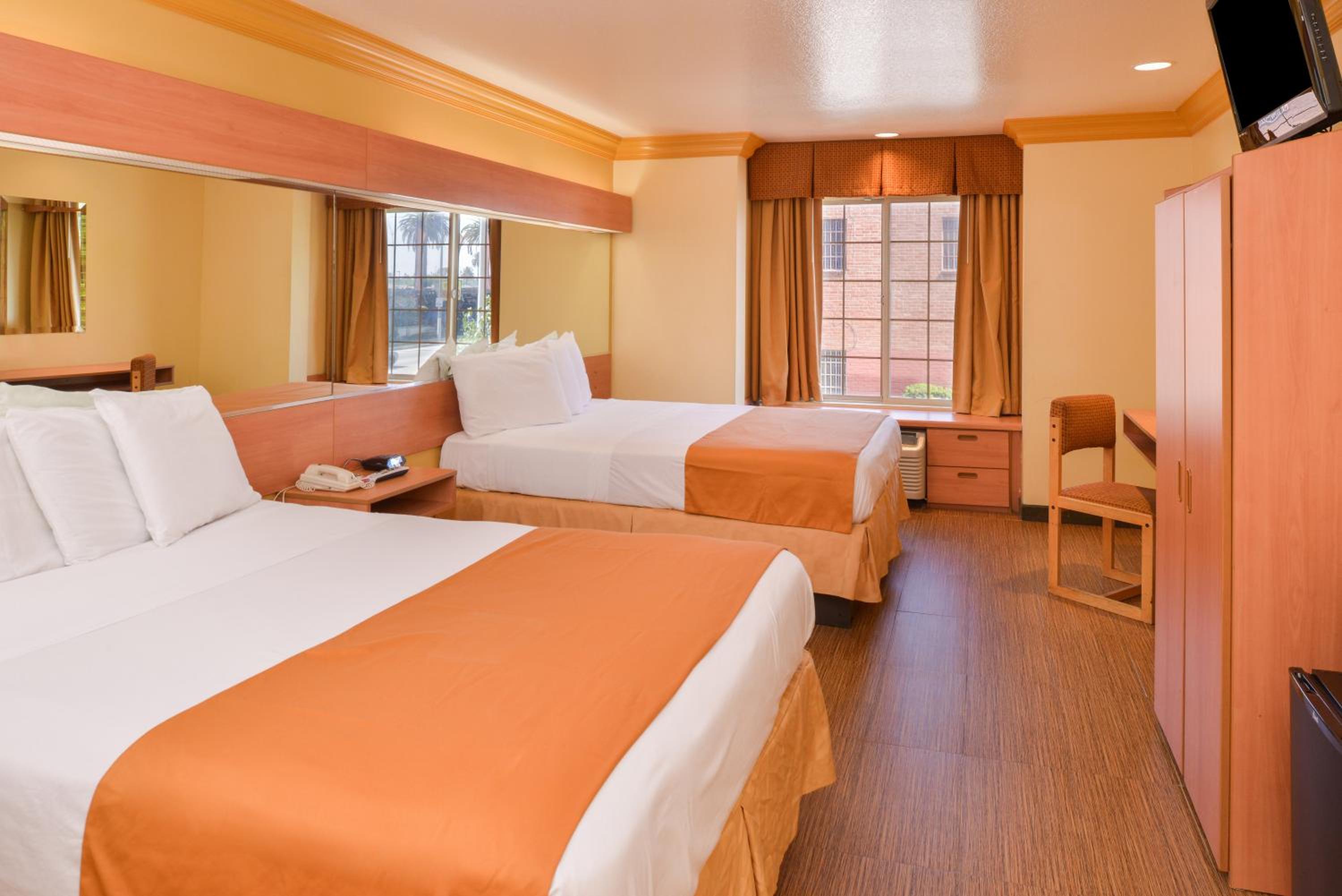 Studio, Queen Bed