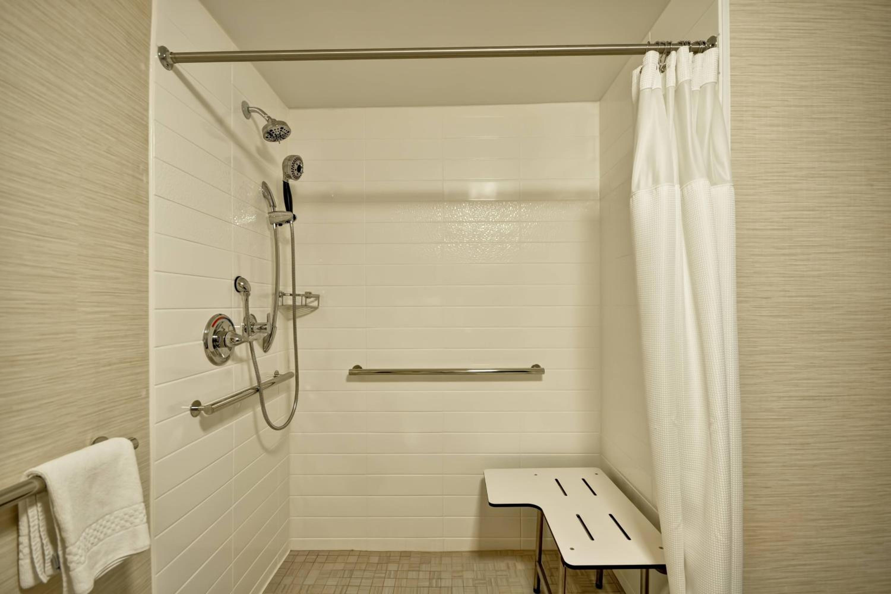 غرفة بسرير كينج بحوض استحمام لذوي الإعاقة، Fairfield Inn & Suites by Marriott Atlanta Vinings/Galleria 8/8