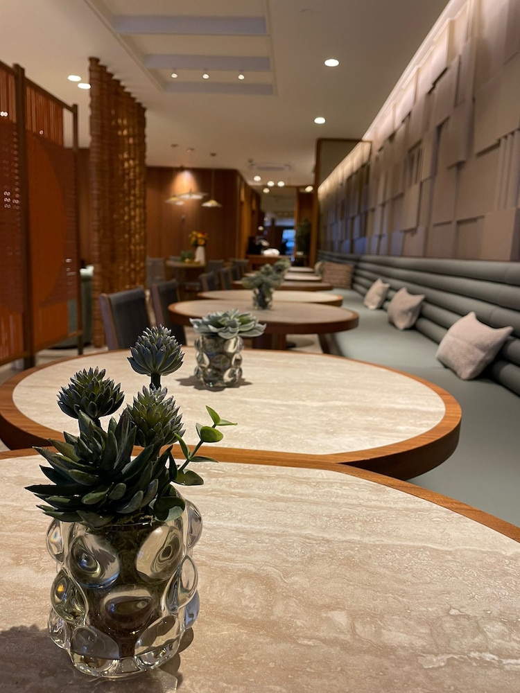 Housez Suites 44/65