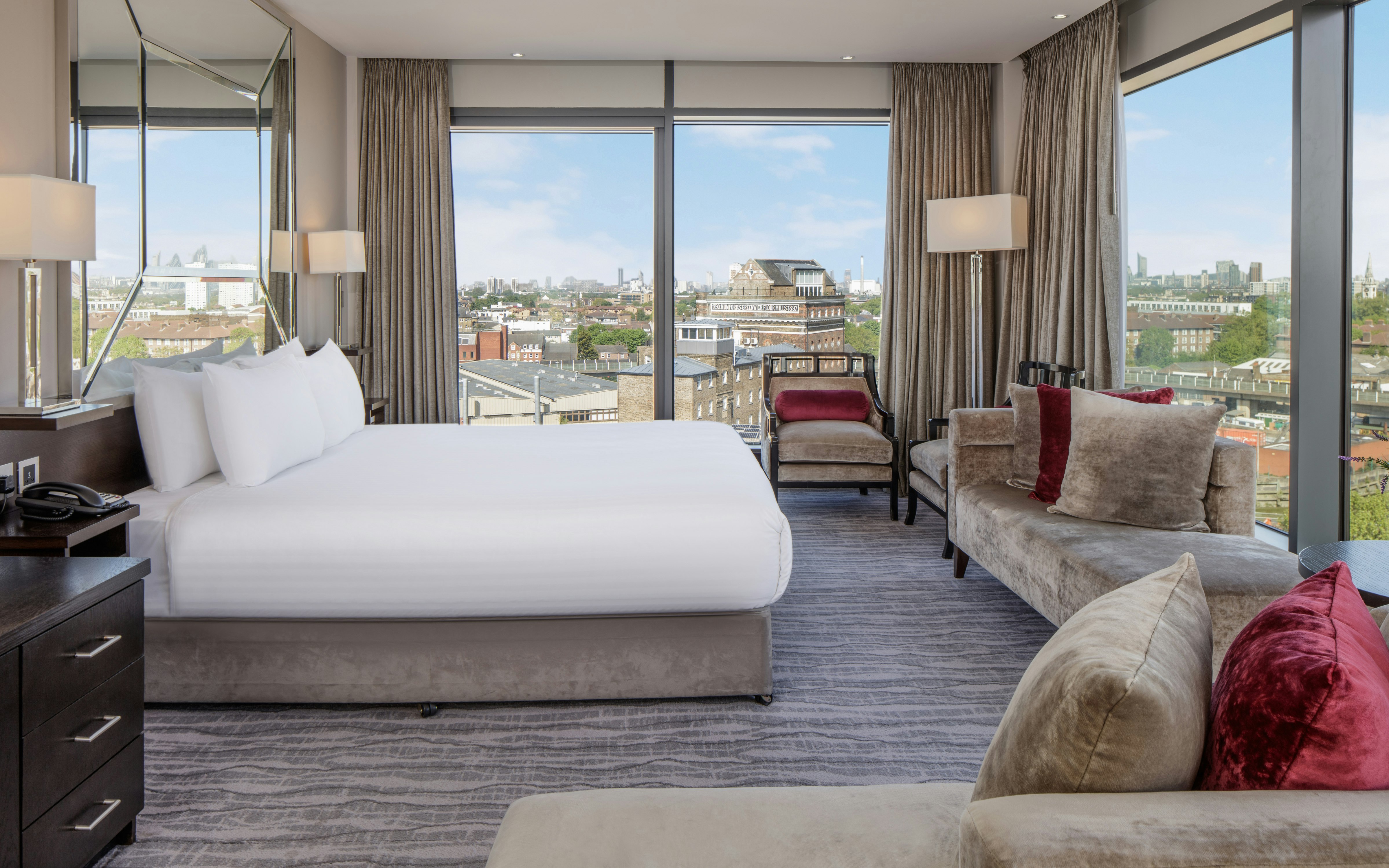 JUNIOR SUITE, KING BED