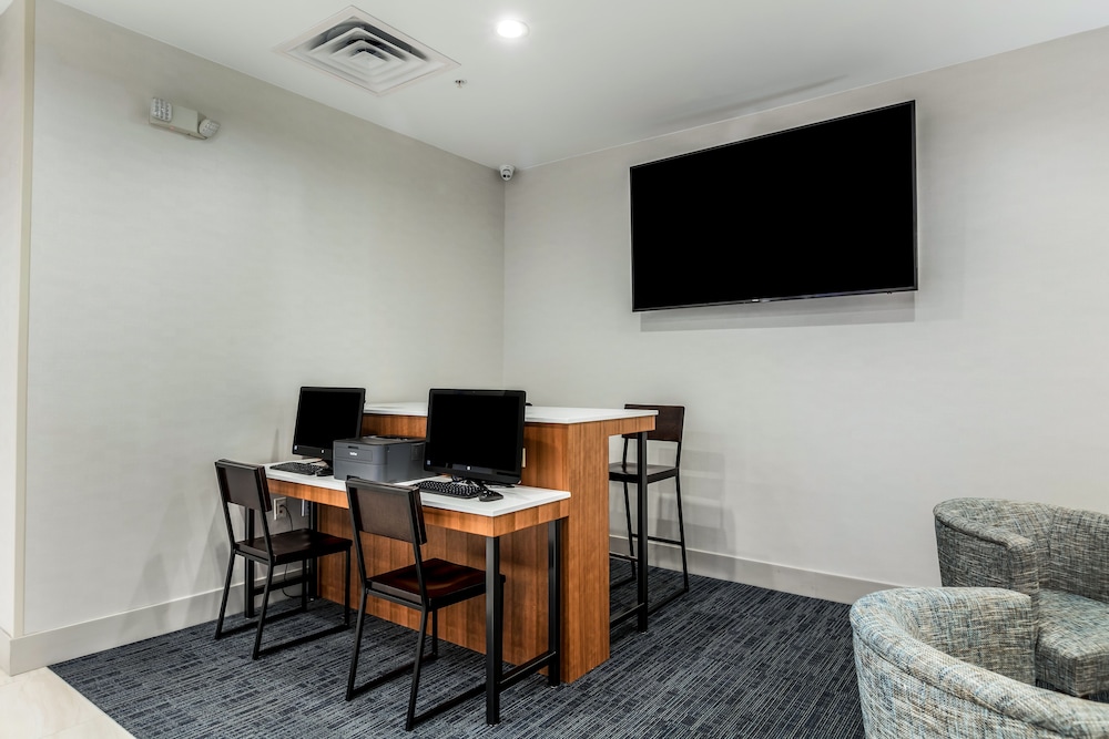 Holiday Inn Express Suites Jersey City North Hoboken 38/39