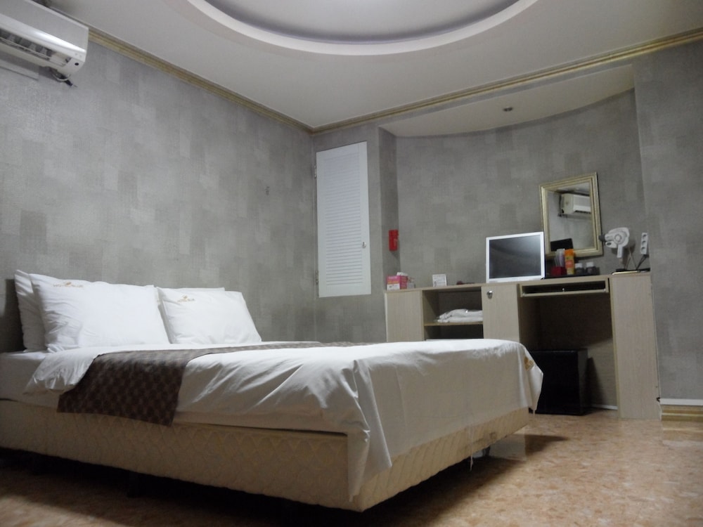 Blue Hotel 19/53