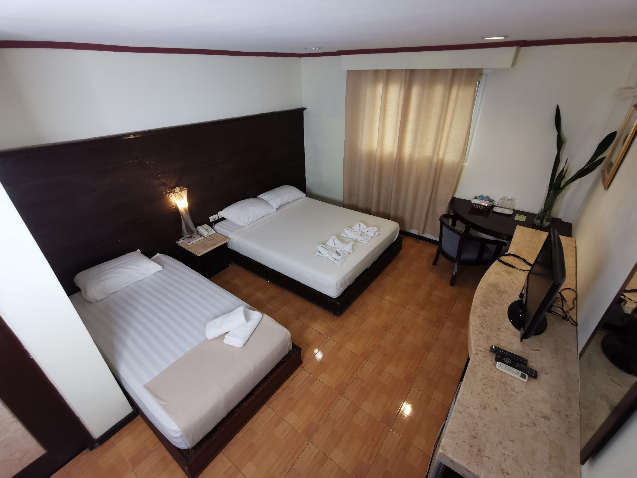 Room, Pool Side