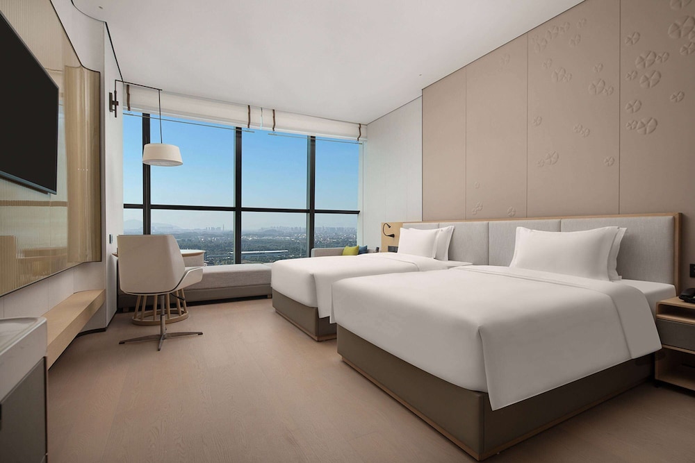 DELUXE, TWIN BEDS, LAKE VIEW