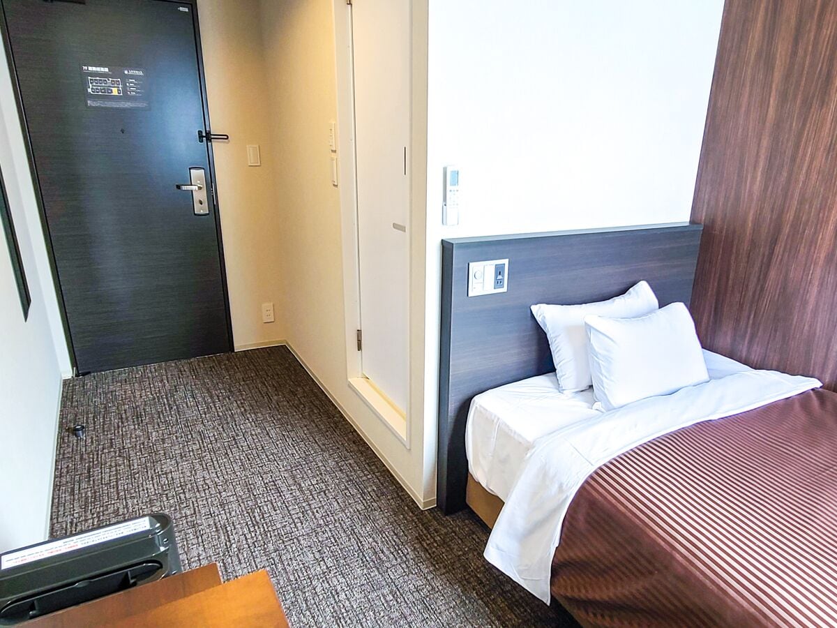ROOM, SINGLE
