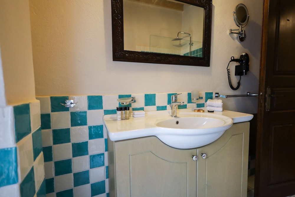 April Luxury Suites 44/50