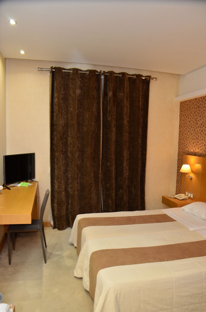 Deves Hotel 16/36