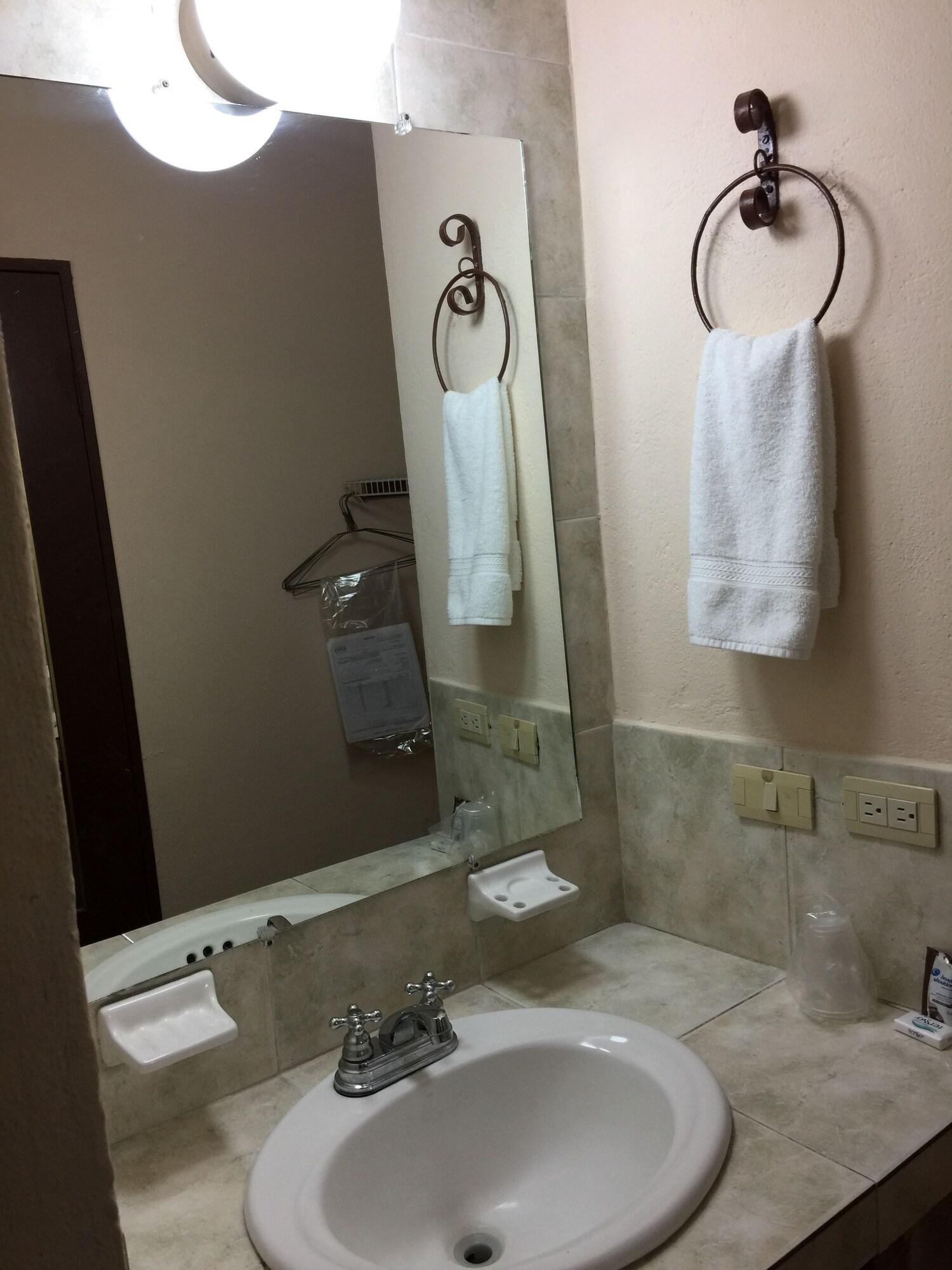 غرفة قياسية بسرير مزدوج، Hotel Suites Kino 3/7