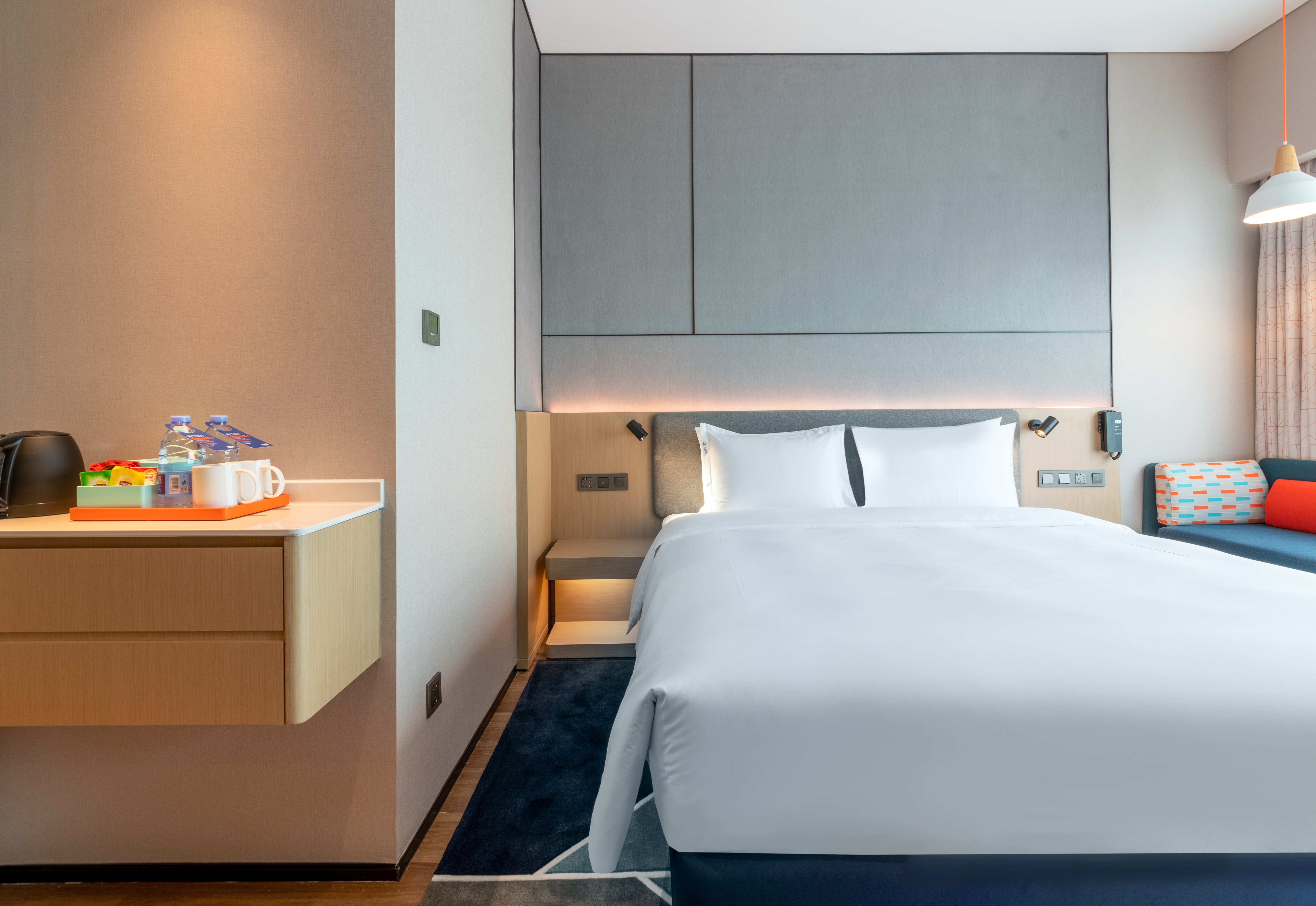 Holiday Inn Express Shenzhen Longhua 38/77