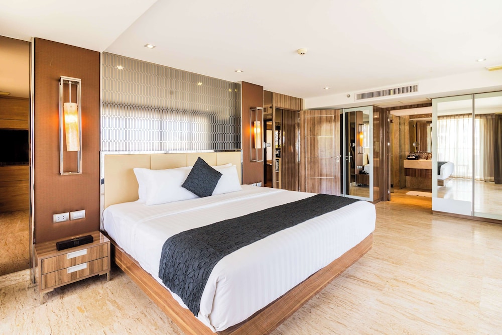 FAMILY SUITE, MULTIPLE BEDS, CITY VIEW, LIVING AREA, BALCONY