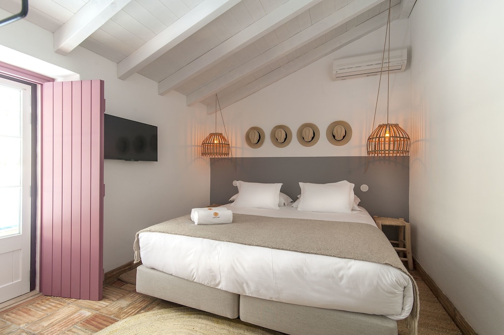 2 Bedrooms, House, 4 Beds