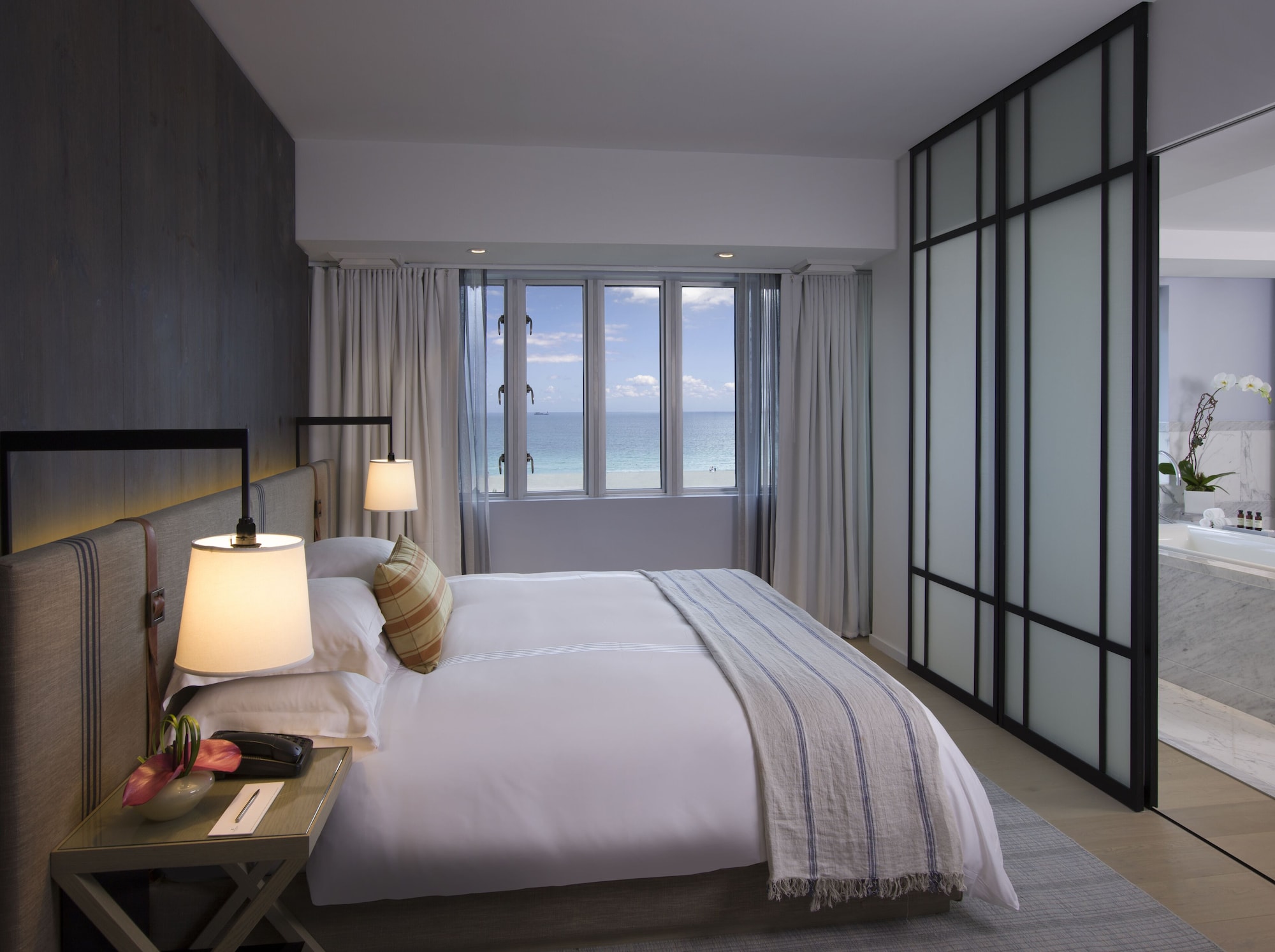SUITE, KING BED