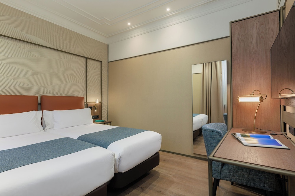 INTERIOR, STANDARD, DOUBLE OR TWIN BED