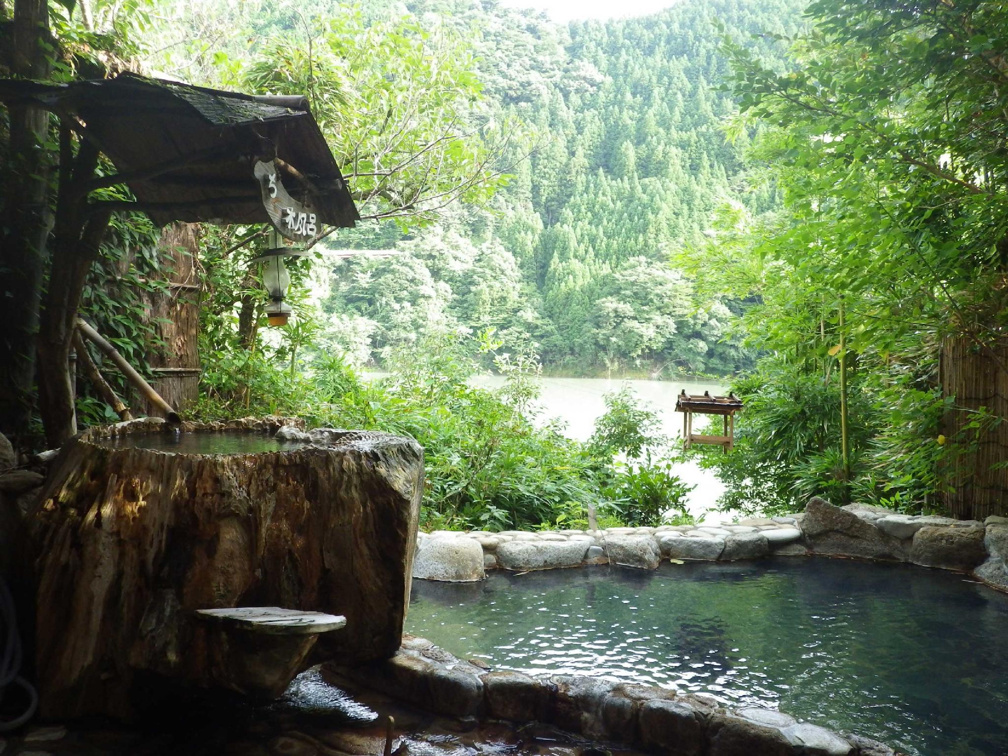 JAPANESE, SHARED BATHROOM