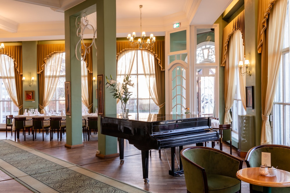 Victoria Hotel 37/49