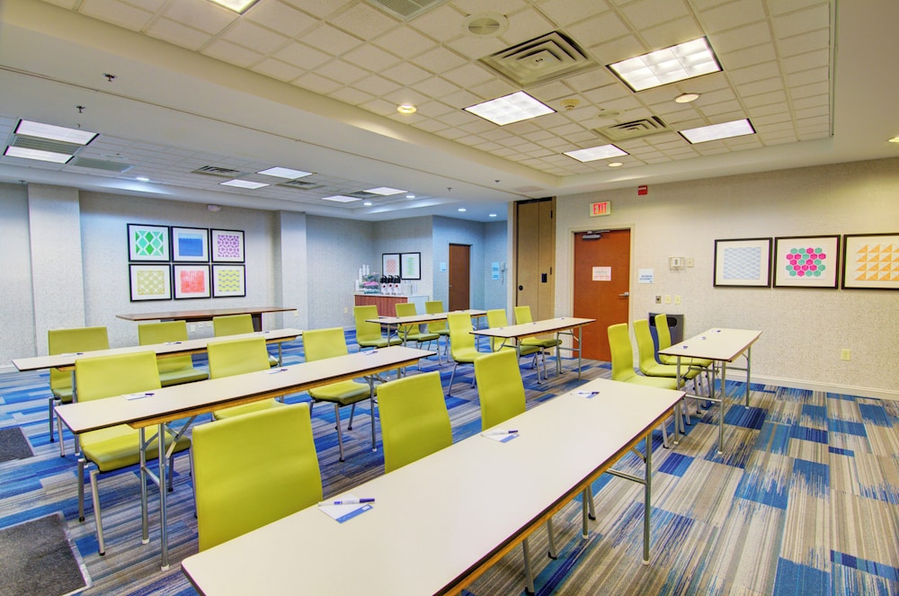 Holiday Inn Express Suites Blackburg University Area 63/74