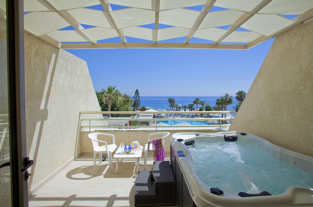 Golden Coast Beach Hotel 18/50
