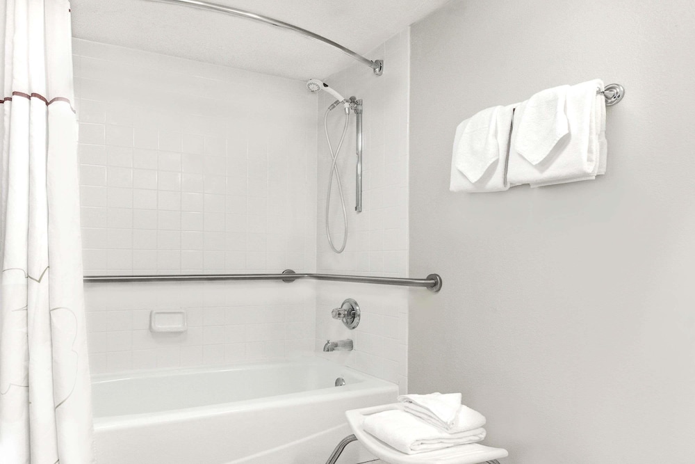 Craigshire Suites - Arlington 32/34