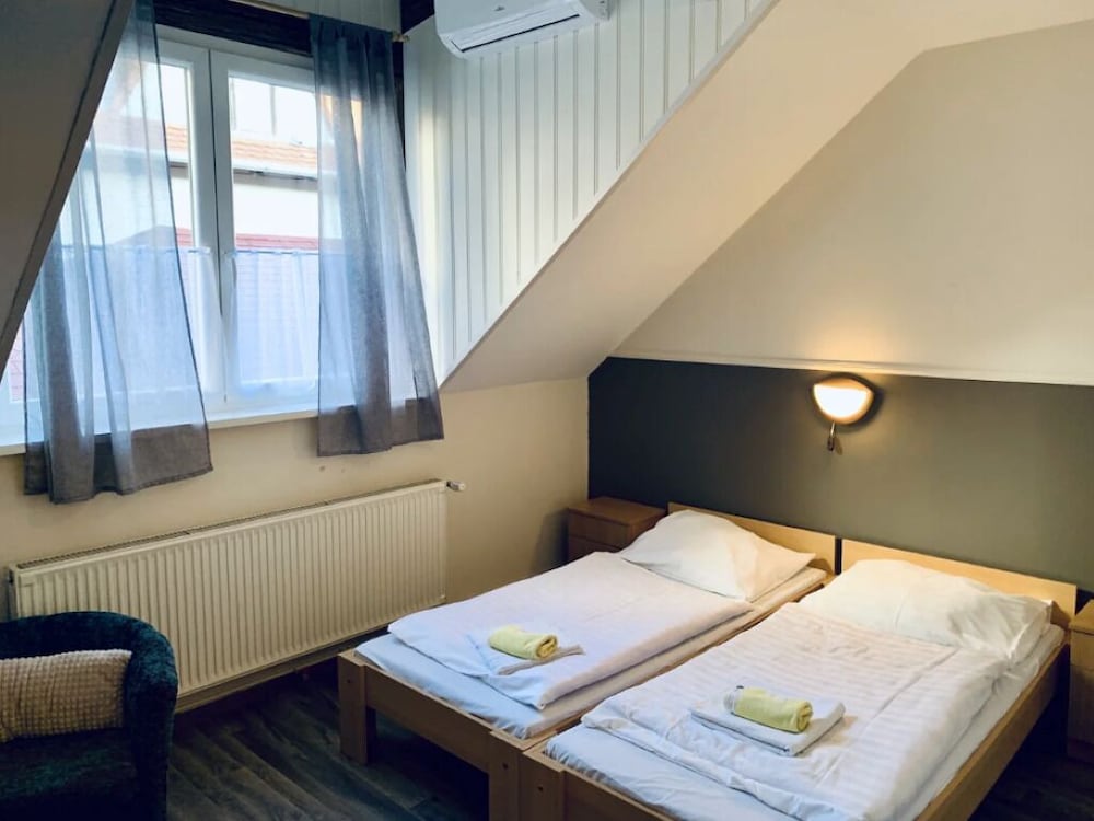 Revesz Hotel 5/42