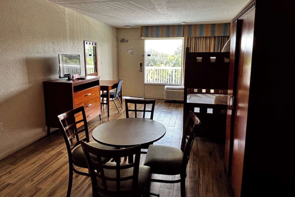 Ramada by Wyndham Hotel & Water Park 45/67