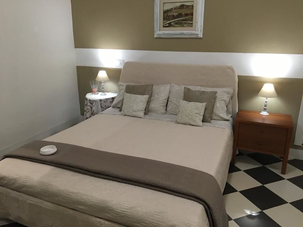 DELUXE, KING BED