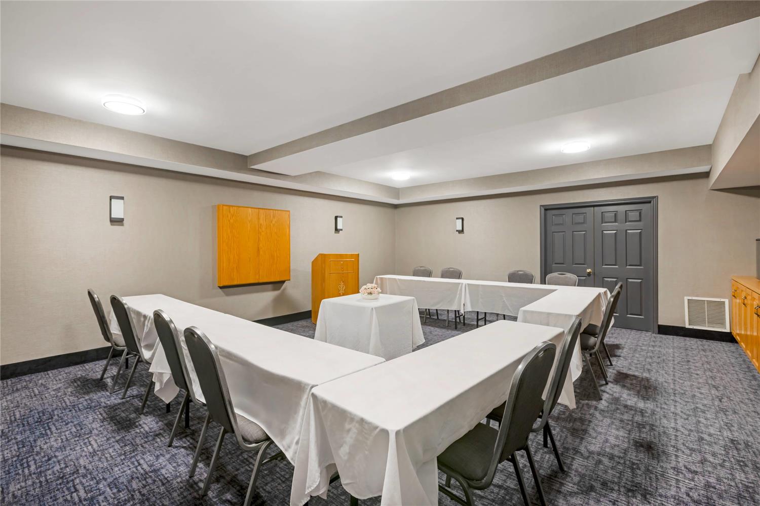 Quality Inn & Suites Oakville 24/26