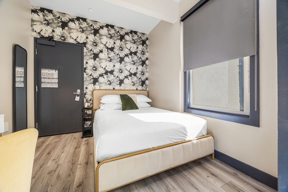 STANDARD, QUEEN BED, ACCESSIBLE