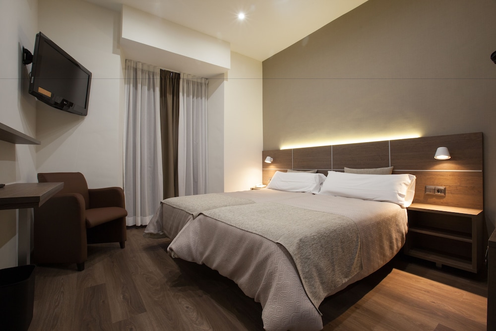 ROOM, DOUBLE BED