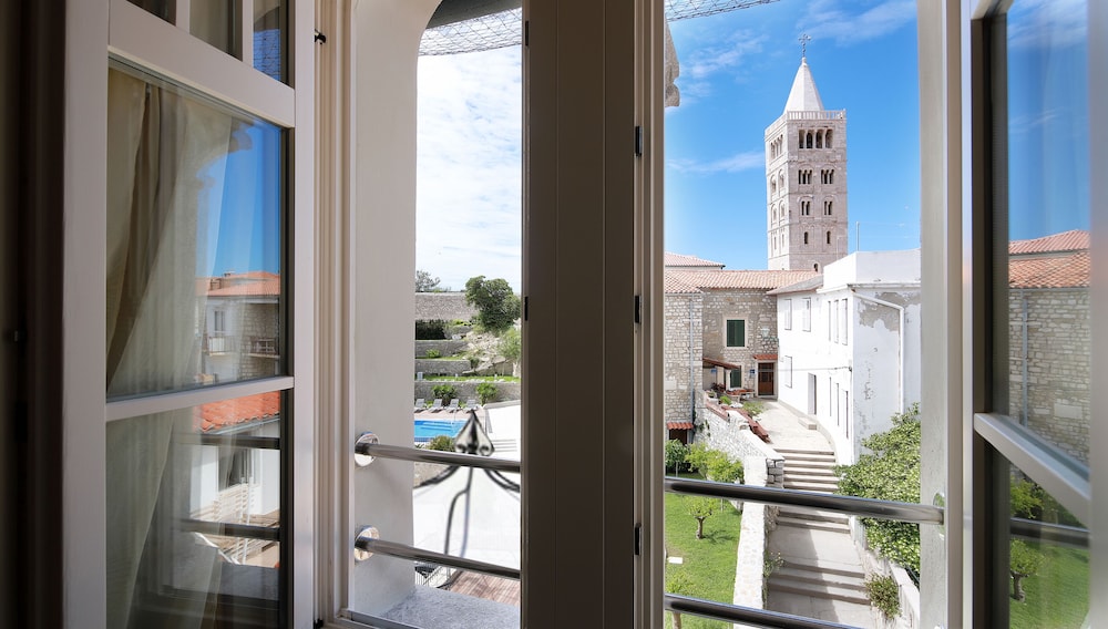 Arbiana Heritage Hotel 74/78