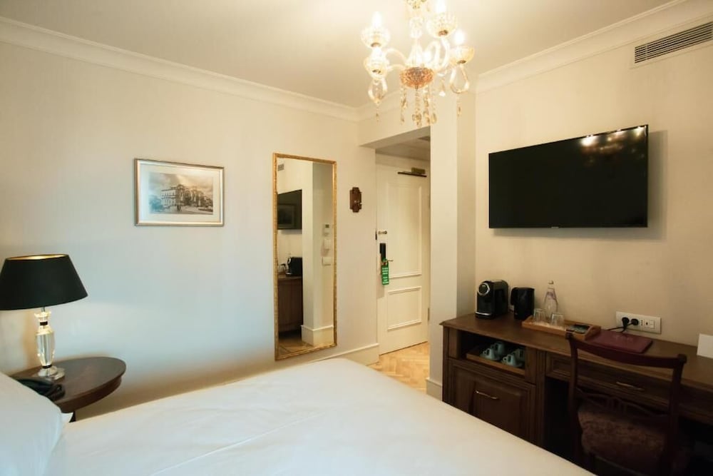 Ebel Boutique Hotel Tirana 30/50