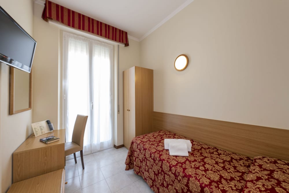 ROOM, SINGLE