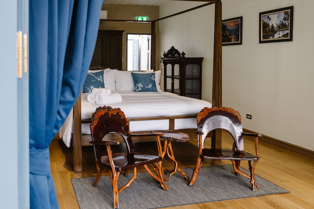 Private, Colonial, Suite, Queen Bed