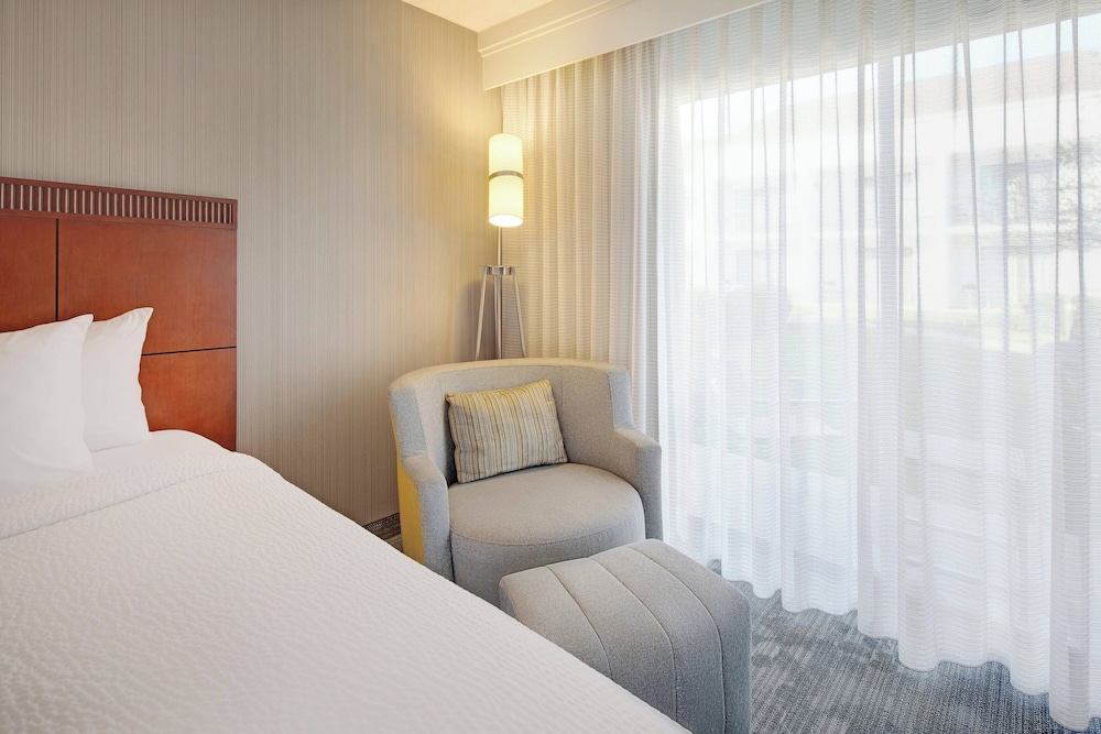 Room, 2 Queen Beds, Smoking, Accessible