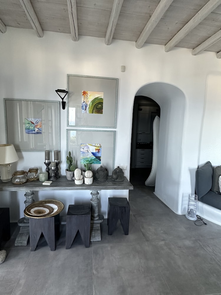 WHITE ROCK SUITES & VILLAS 22/50