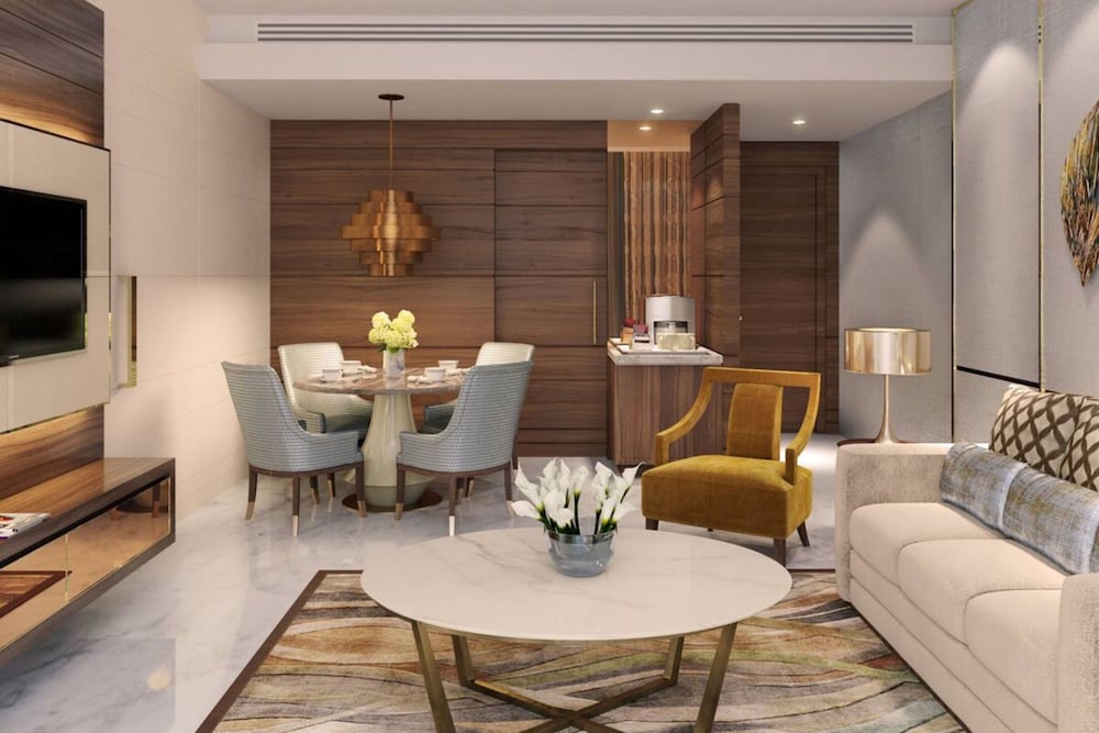 Holiday Inn Dubai Al Maktoum Airport 46/82