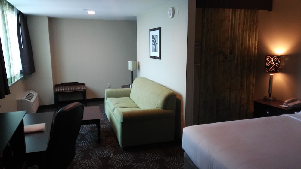 Holiday Inn Express Suites Pittsburgh West Green Tree 18/44