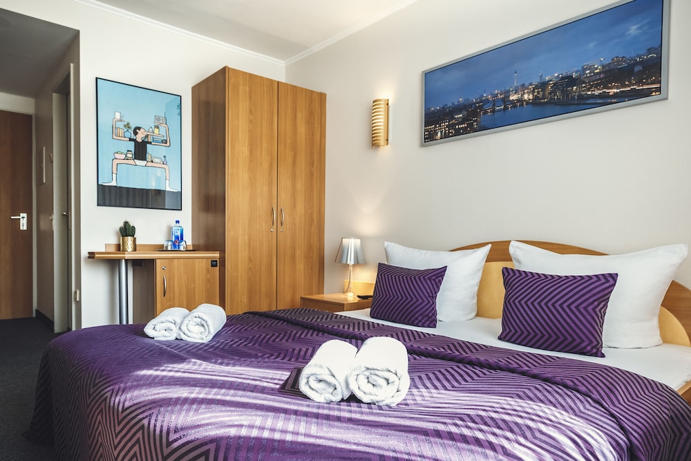 ROOM, DOUBLE OR TWIN BED