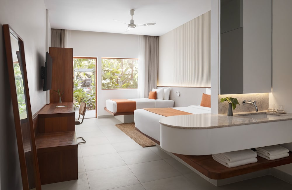 DELUXE, DOUBLE BED, POOL SIDE