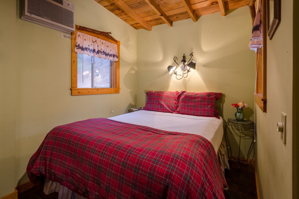 Idyllwild Bunkhouse 4/46