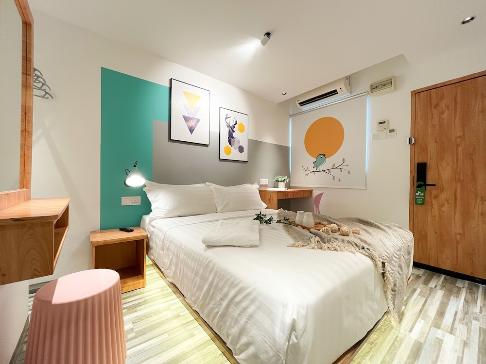 DELUXE, QUEEN BED