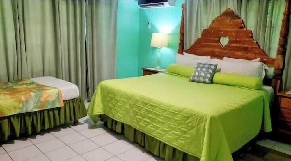 ECONOMY, MULTIPLE BEDS, GARDEN VIEW