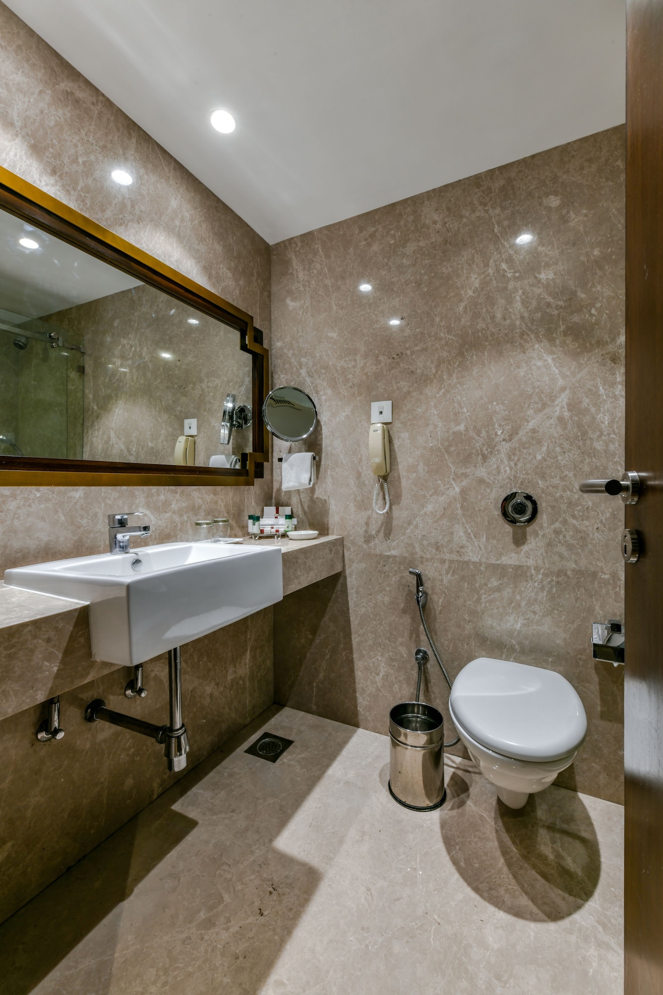 DELUXE, SUITE