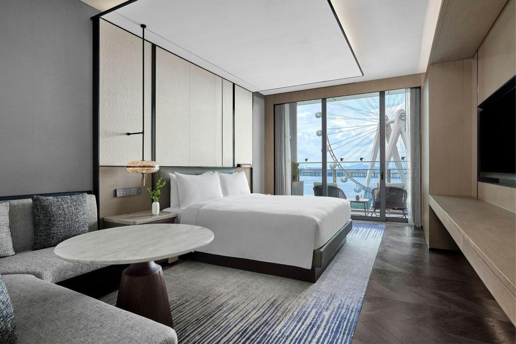 Apartment, King Bed, Ferris View, Balcony, Executive Lounge Access, Gold Tower
