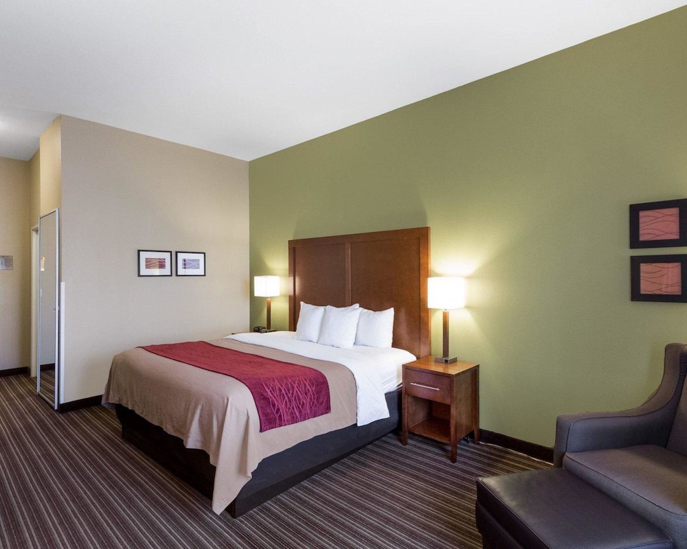 Comfort Inn & Suites Fayetteville-University Area 9/35