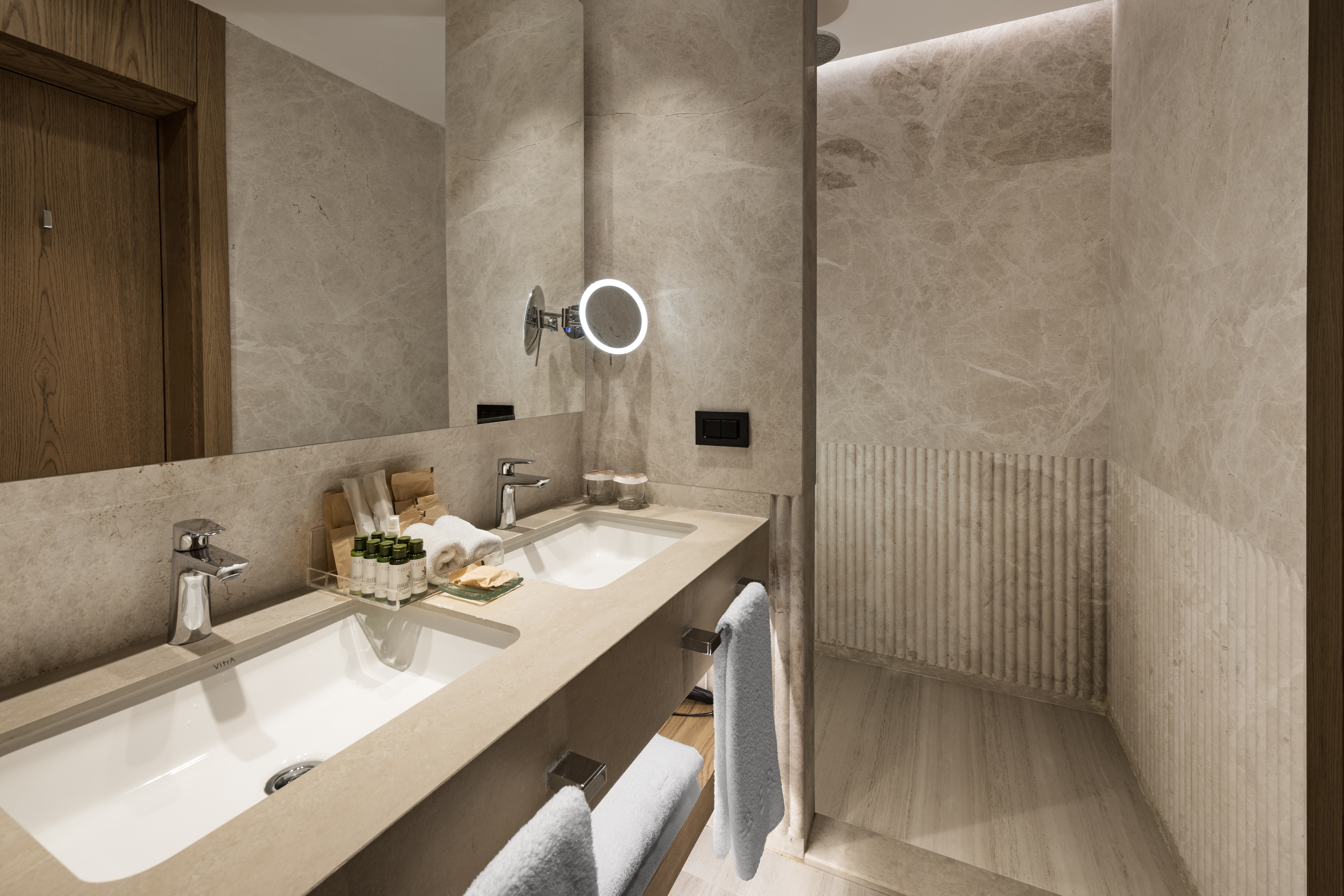 Connection Room، Liberty Signa 3/3