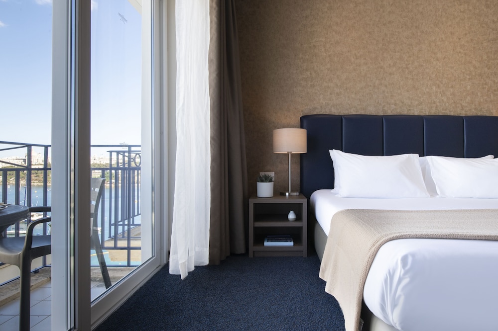 THE WATERFRONT HOTEL 14/68