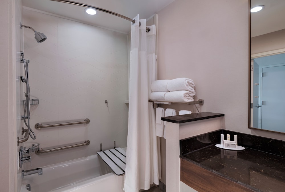 Fairfield Inn & Suites by Marriott Waller 27/28