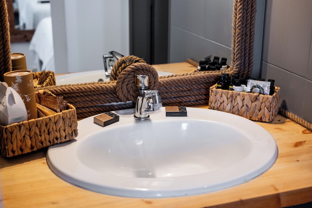 جناح جونيور بسرير كينج مع أريكة، PAROSLAND HOTEL 9/10