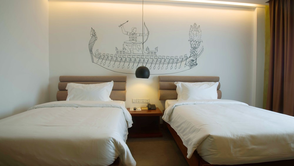 Basic, Deluxe, Twin Beds, City View