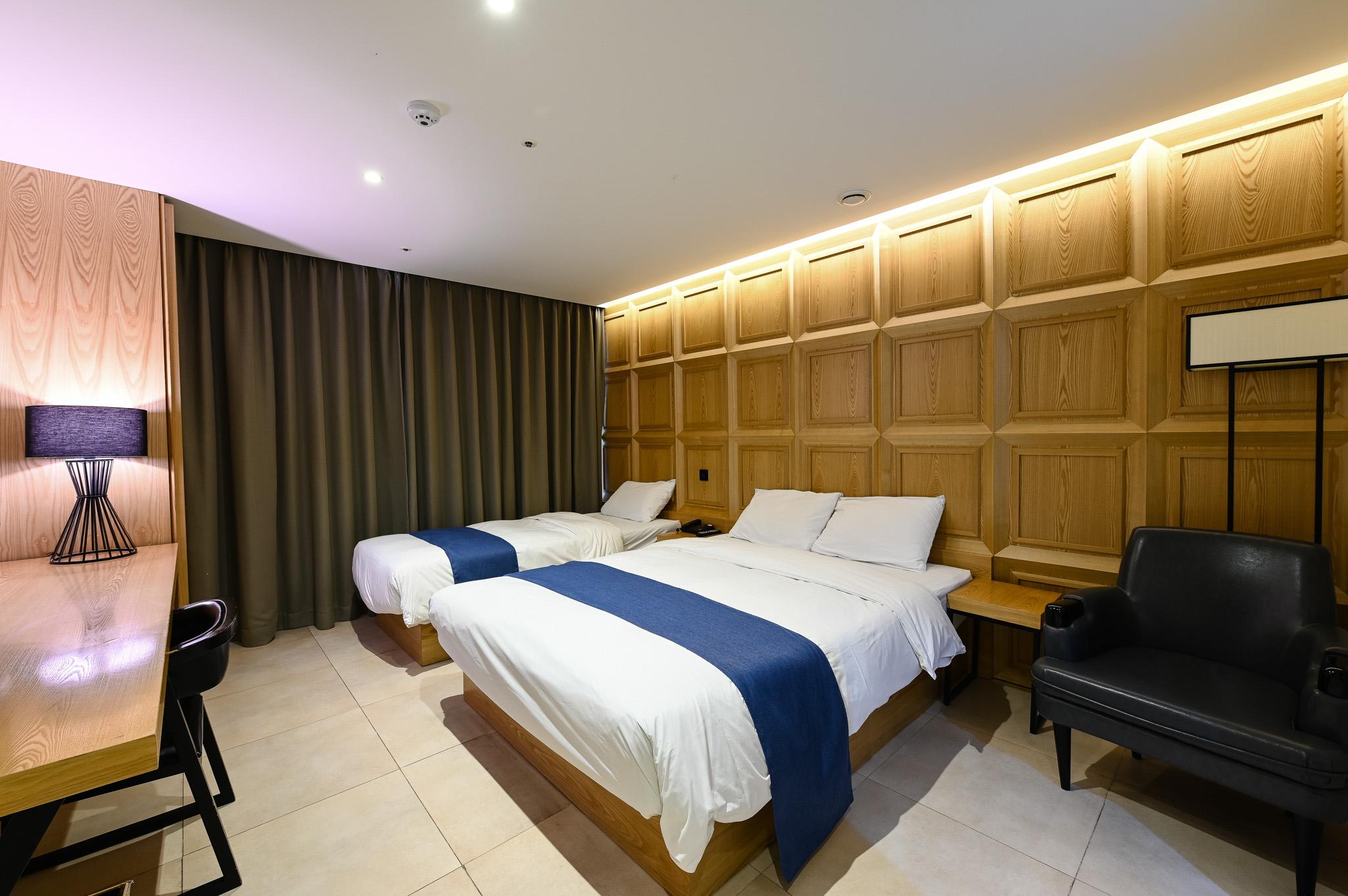 Deluxe, Family, Twin Beds, 1 Double and 1 Single Bed
